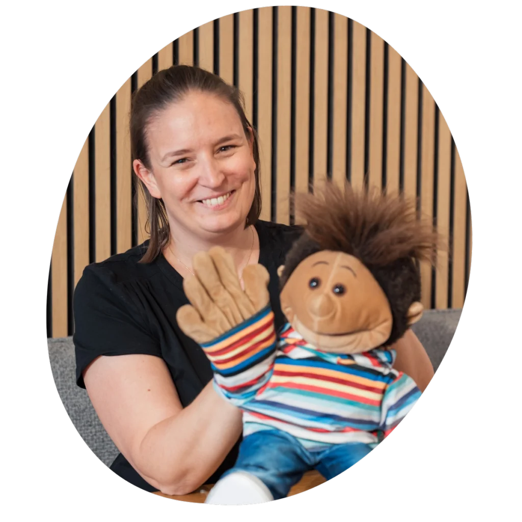 Ingrid Jagenbrein, Gründerin der Bücher- und Spielewelt Community in Pachfurth lächelt in die Kamera.